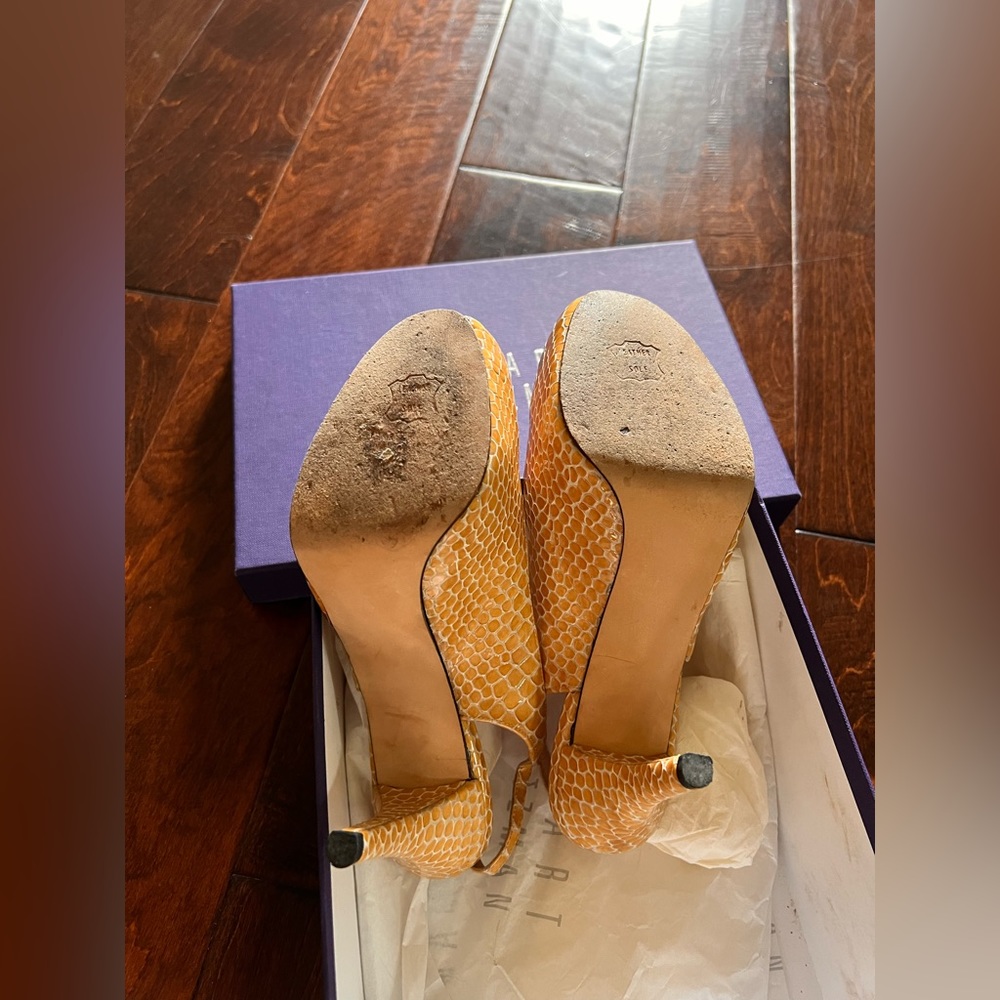 Stuart Weitzman Women’s size 7 Peep Toe Slingback Gold - Picture 3 of 5
